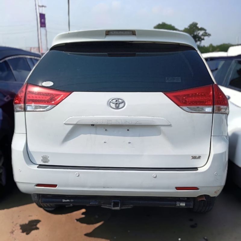 Thumbnail 3 of 2012 Toyota Sienna XLE